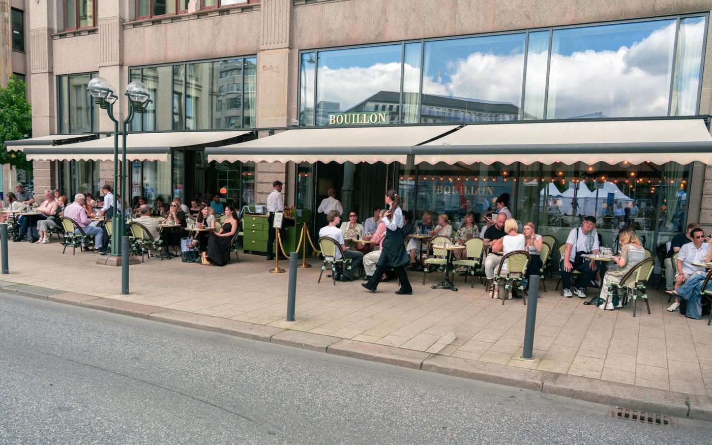Volle Terrasse im Bouillon Hamburg mit Gästen an allen Tischen